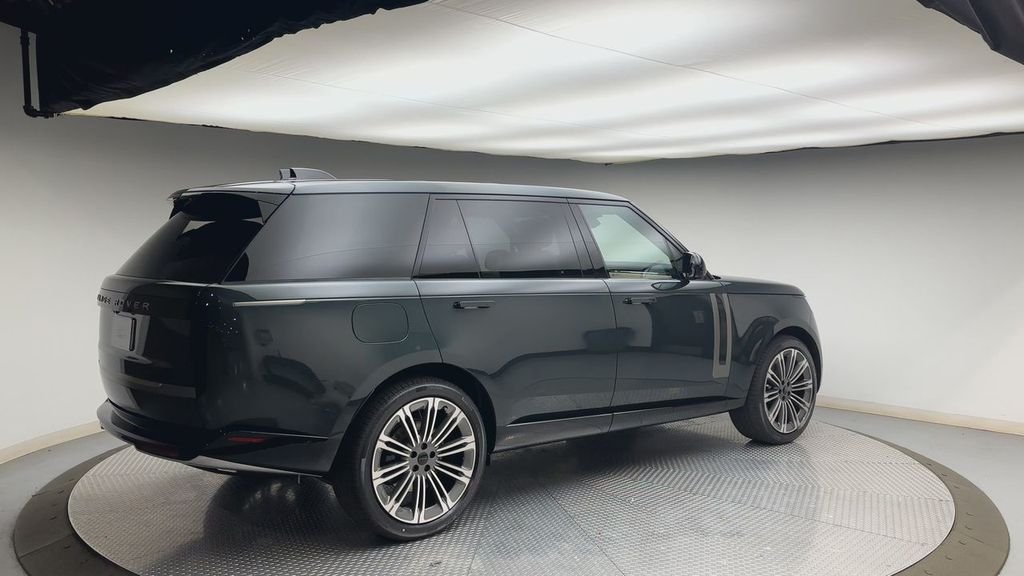 New 2026 Belgravia Green Metallic Land Rover SE image 2