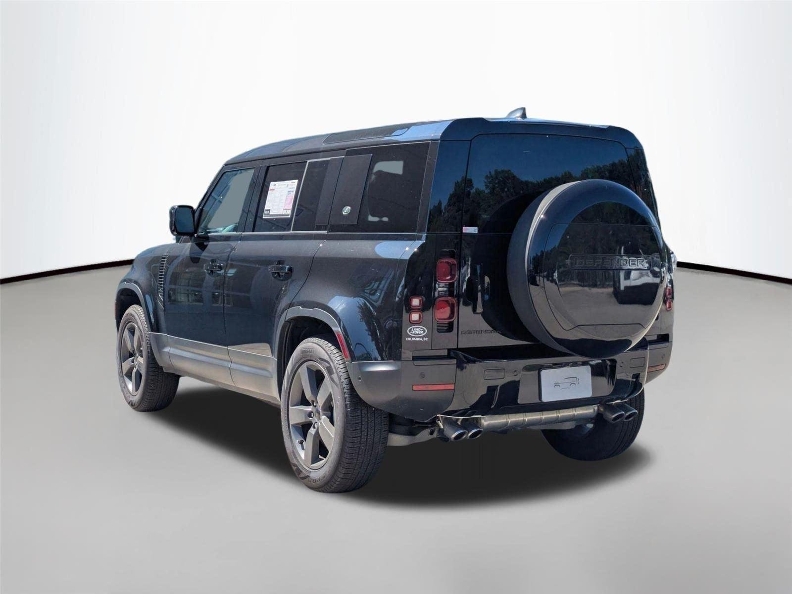 Used 2024 Santorini Black Metallic Land Rover SE image 7