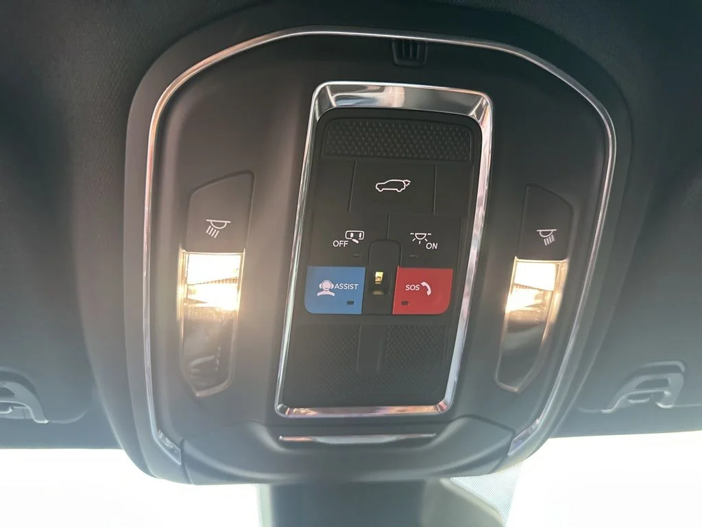 Used 2025 White Jeep Base image 19