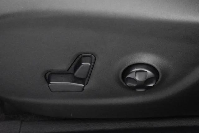 Used 2019 Silver Jeep Latitude Plus image 23