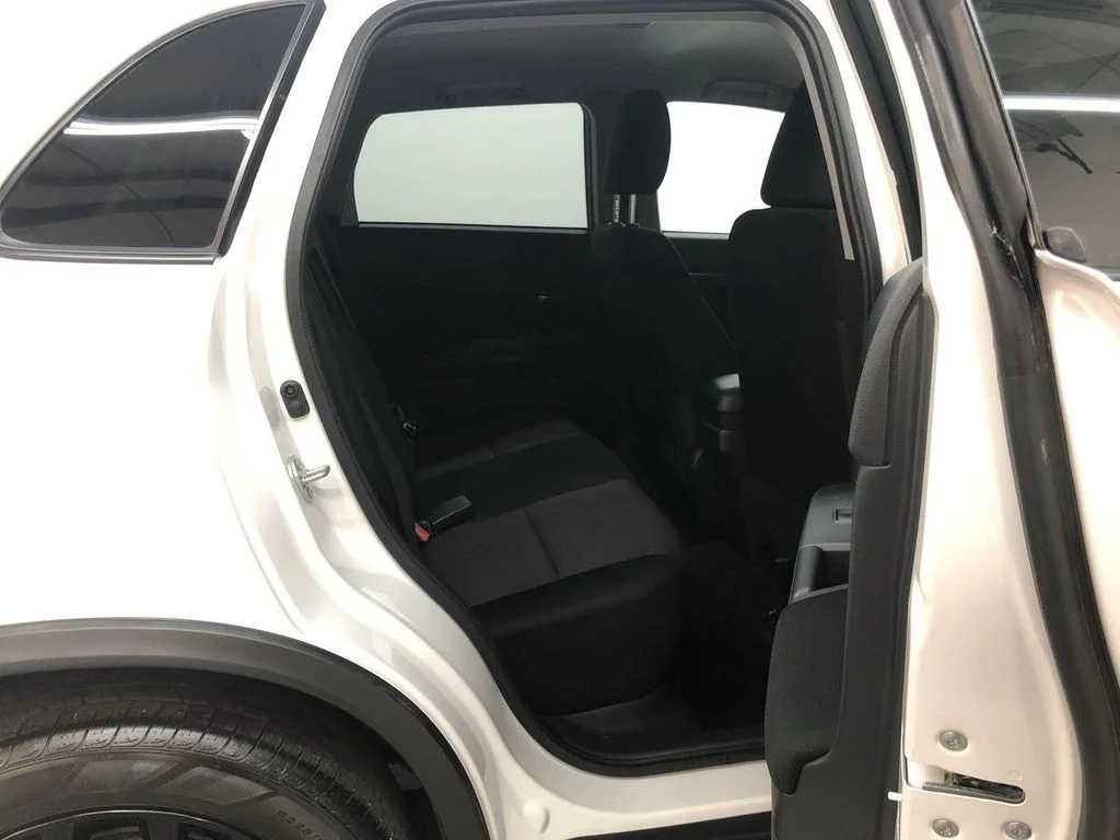 Used 2019 Pearl White Mitsubishi  image 17