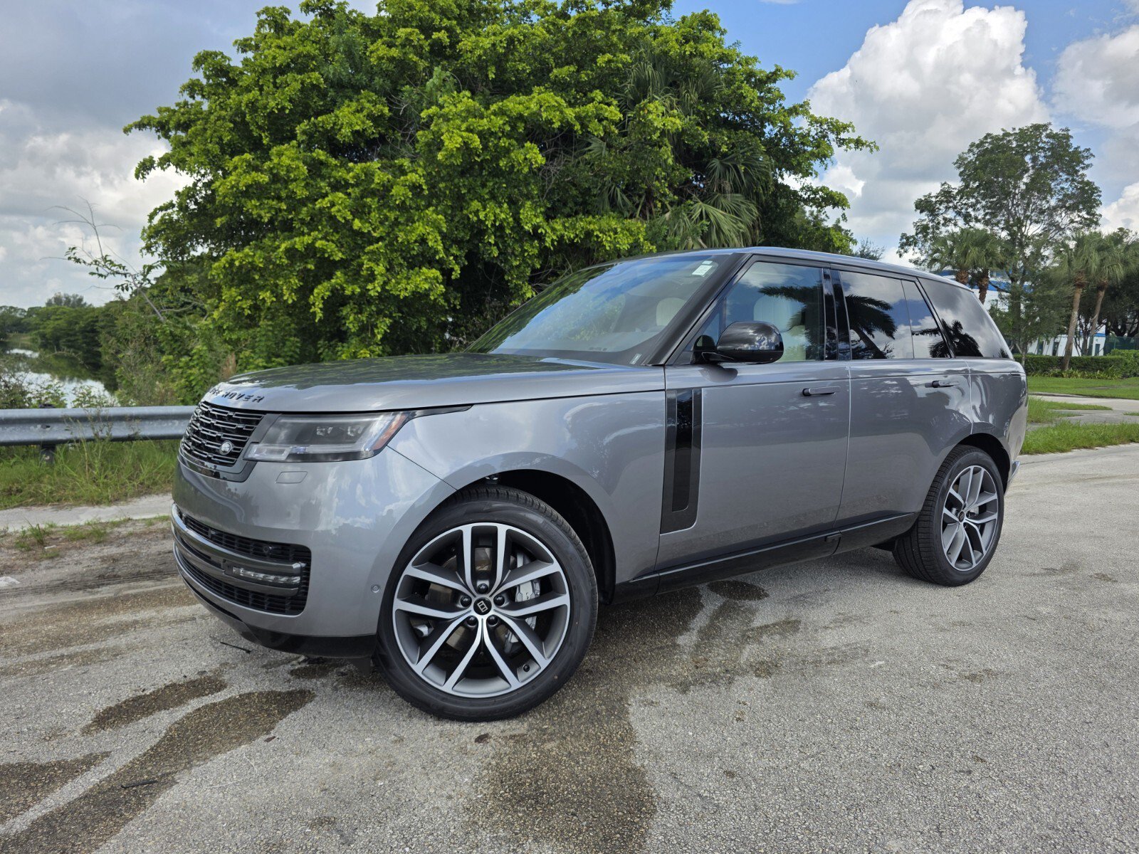 New 2027 Eiger Grey Land Rover P400 SE image 1