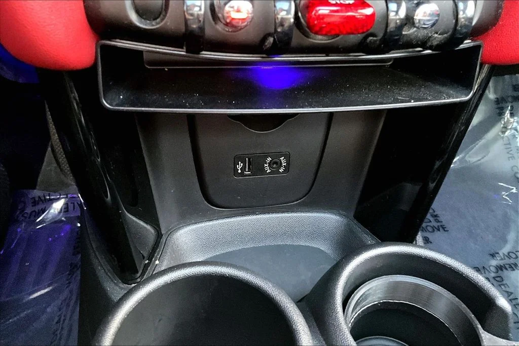 Used 2016 Red MINI Base image 13