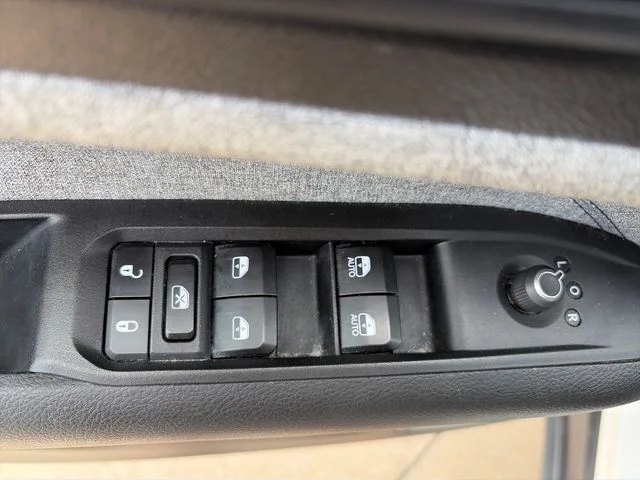 Used 2024 White Jeep Latitude image 27