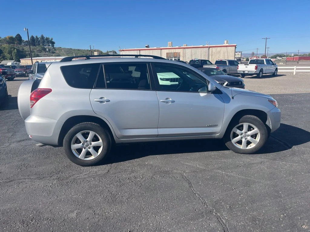 Used 2008 Classic Silver Metallic Toyota Limited image 11