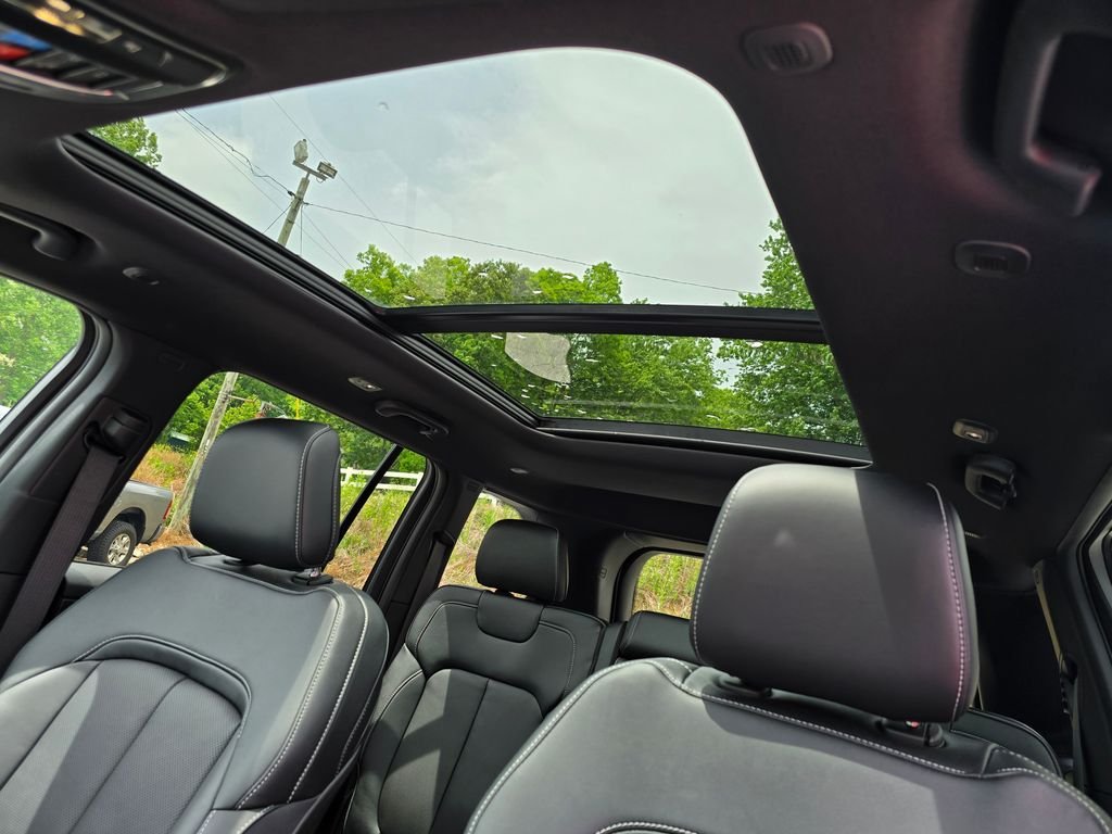 New 2026 Bright White Clear-Coat Exterior Paint Jeep Limited Reserve image 11