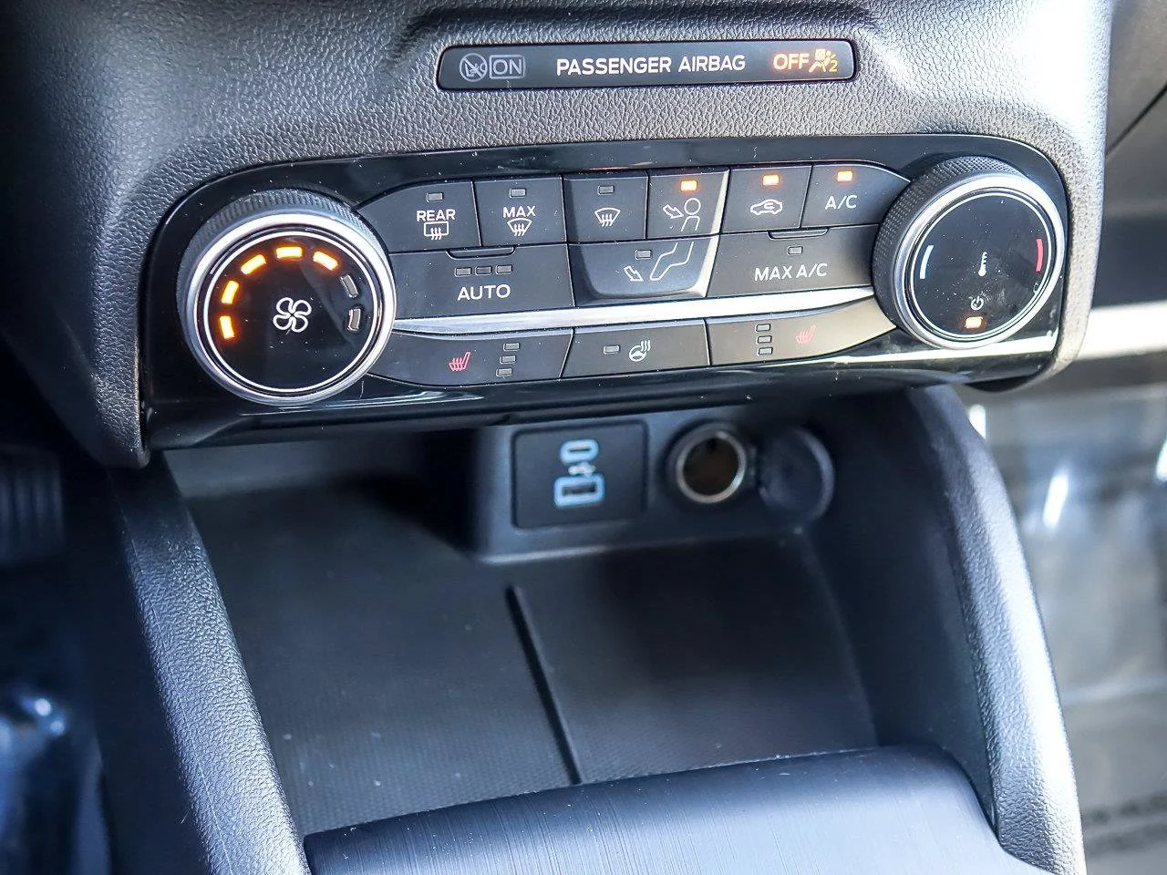 Used 2022 White Metallic Ford SE image 24