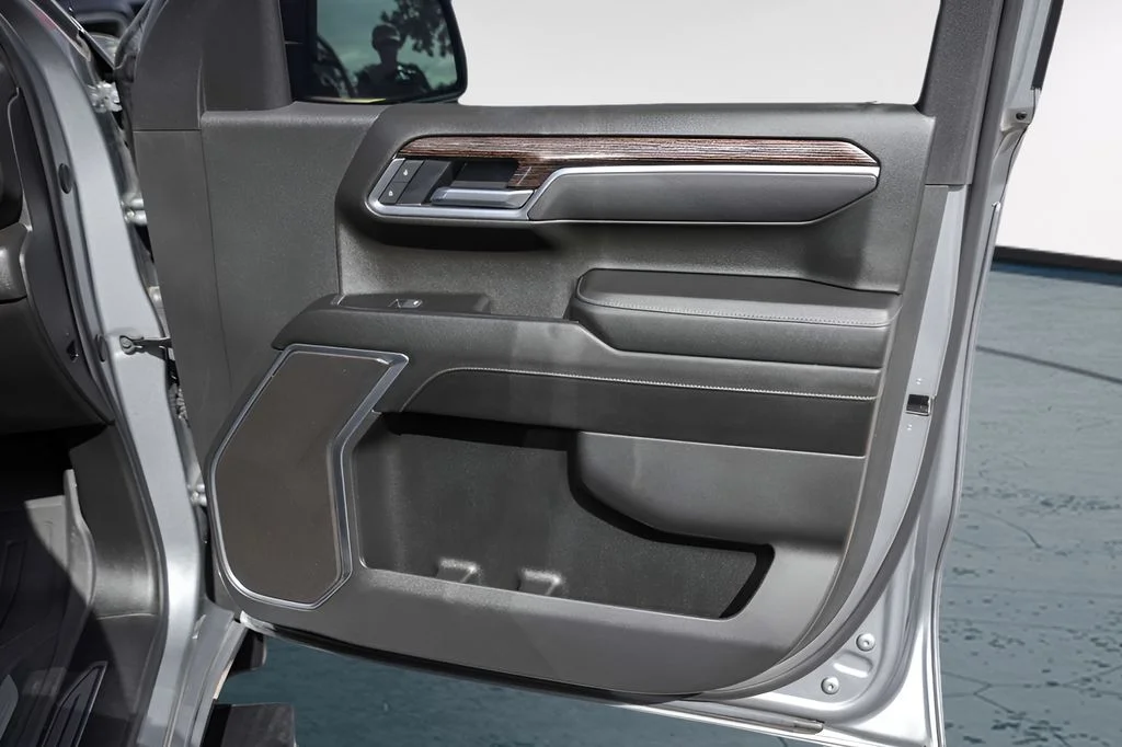 Used 2025 Silver GMC Elevation image 30