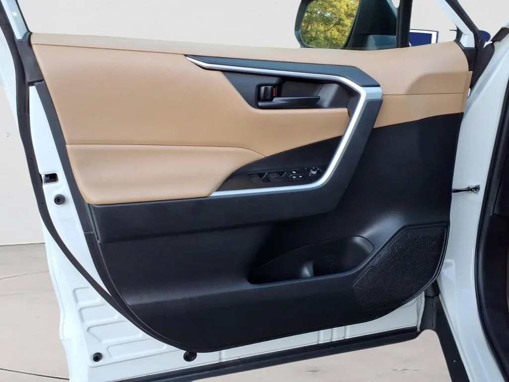 Used 2022 White Toyota LE image 18
