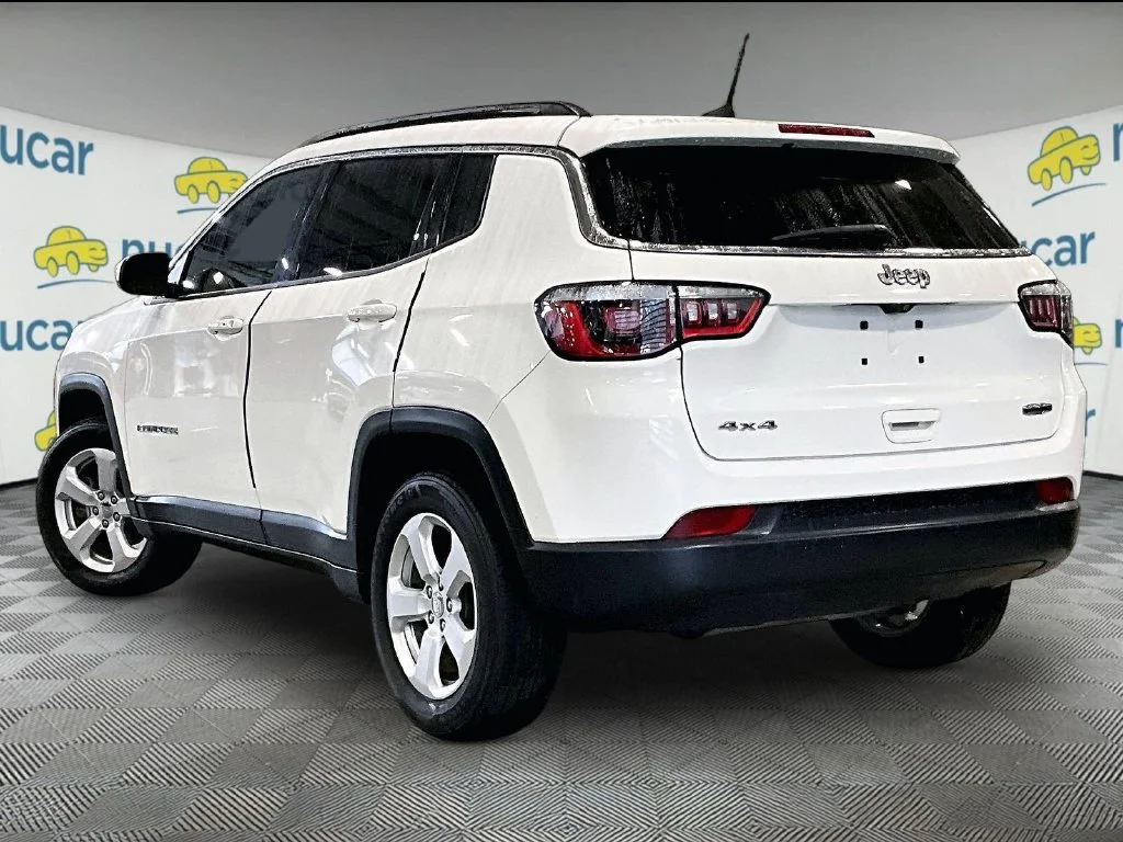 Used 2018 White Jeep Latitude image 4