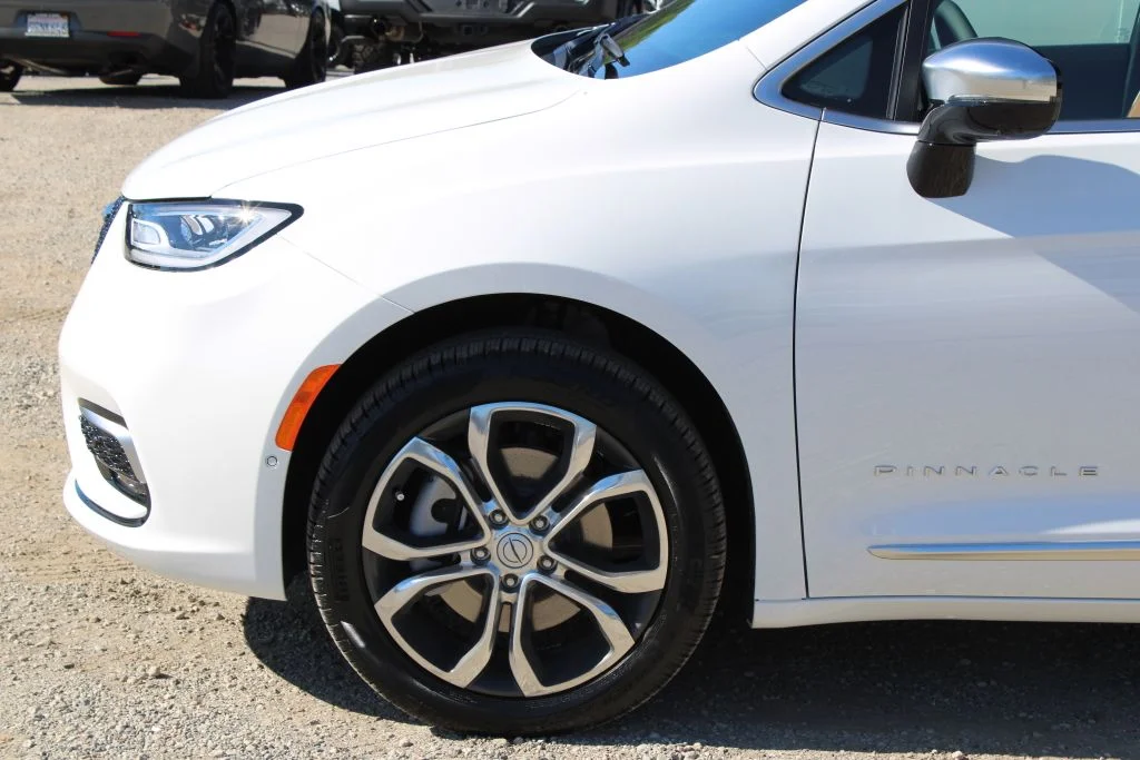 New 2026 Bright White Clear-Coat Exterior Paint Chrysler Pinnacle image 7