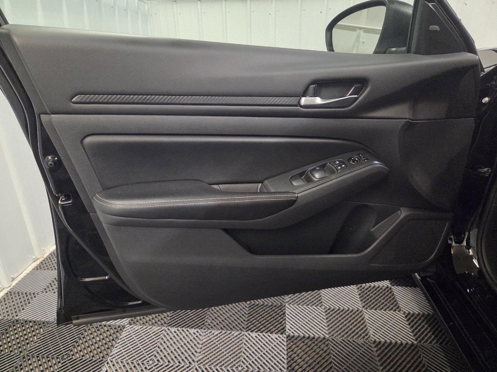 Used 2024 Super Black Nissan 2.5 SV image 28