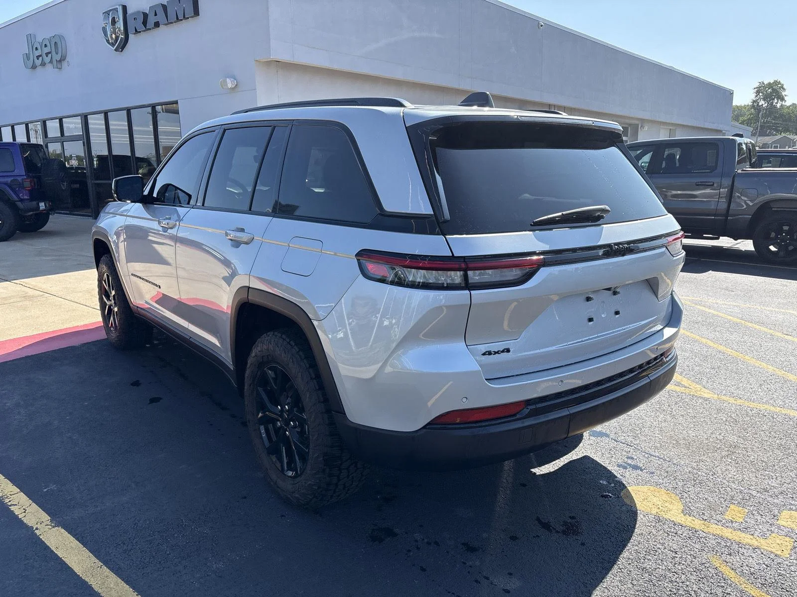 Used 2025 Silver Zynith Jeep Altitude image 7