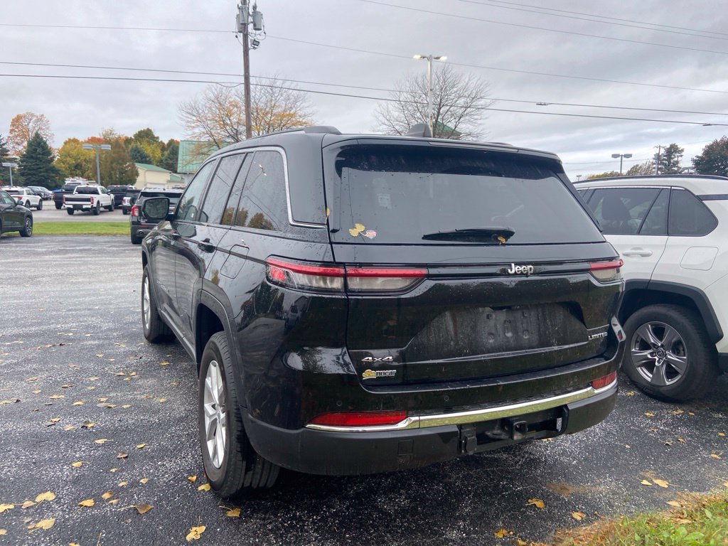 Used 2024 Diamond Black Crystal Pearlcoat Jeep Limited image 4