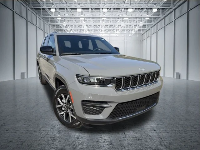 New 2027 Sting-Gray Clear-Coat Paint Jeep Laredo X image 2