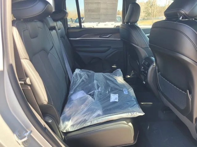 New 2026 Silver Zynith Exterior Paint Jeep Altitude image 13