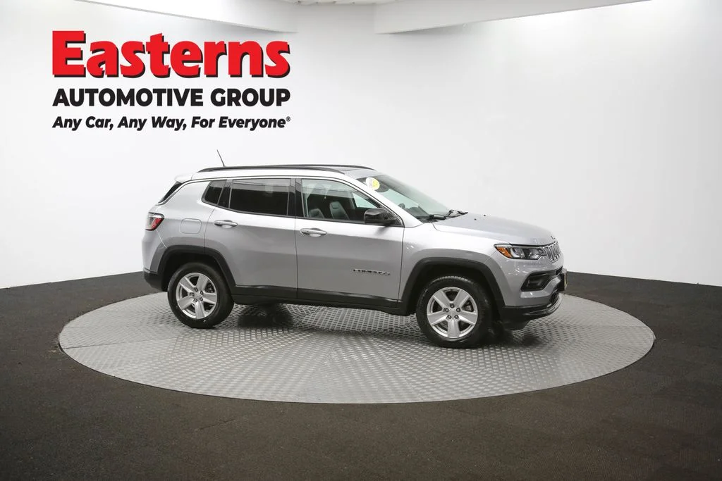 Used 2022 Silver Jeep Latitude image 43