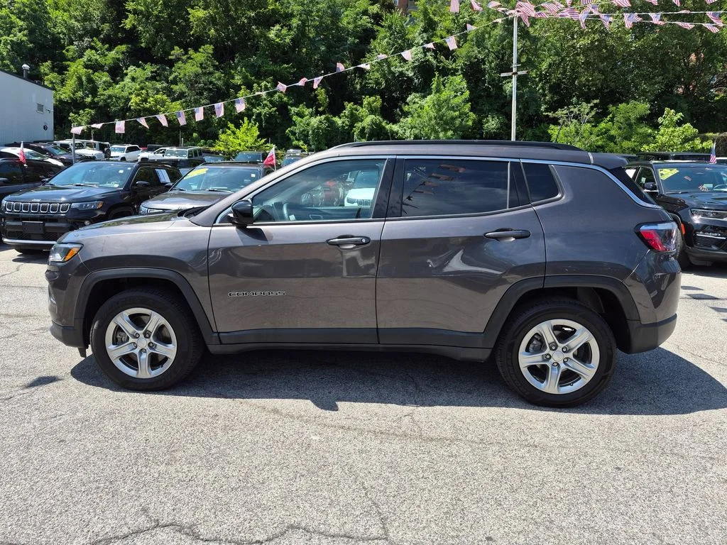 Used 2024 Gray Jeep Latitude image 10