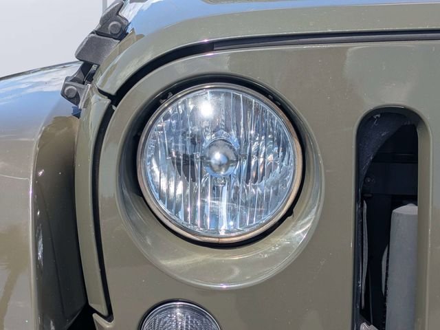 Used 2015 Green Jeep Unlimited Sahara image 9