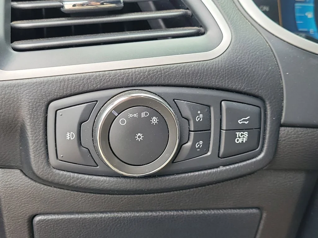 Used 2020 Magnetic Metallic Ford SEL image 33