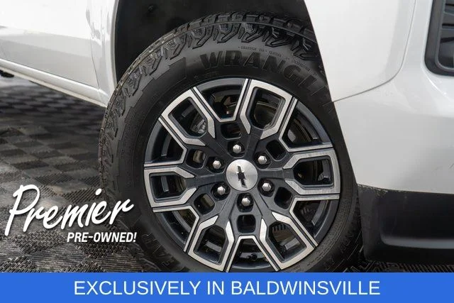 Used 2025 White Chevrolet Z71 image 8