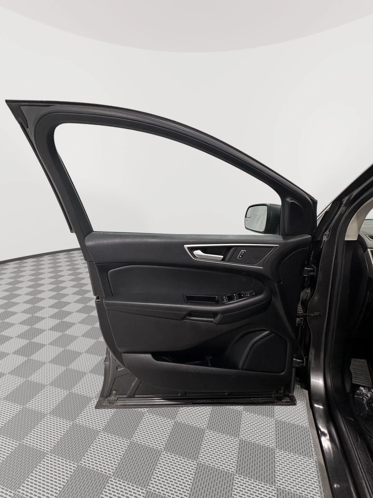 Used 2018 Magnetic Metallic Ford SEL image 19