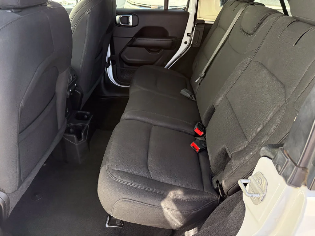 Used 2022  Jeep Unlimited Sahara image 19
