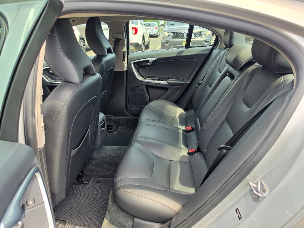 Used 2016 Silver Volvo T5 Drive-E Premier image 31