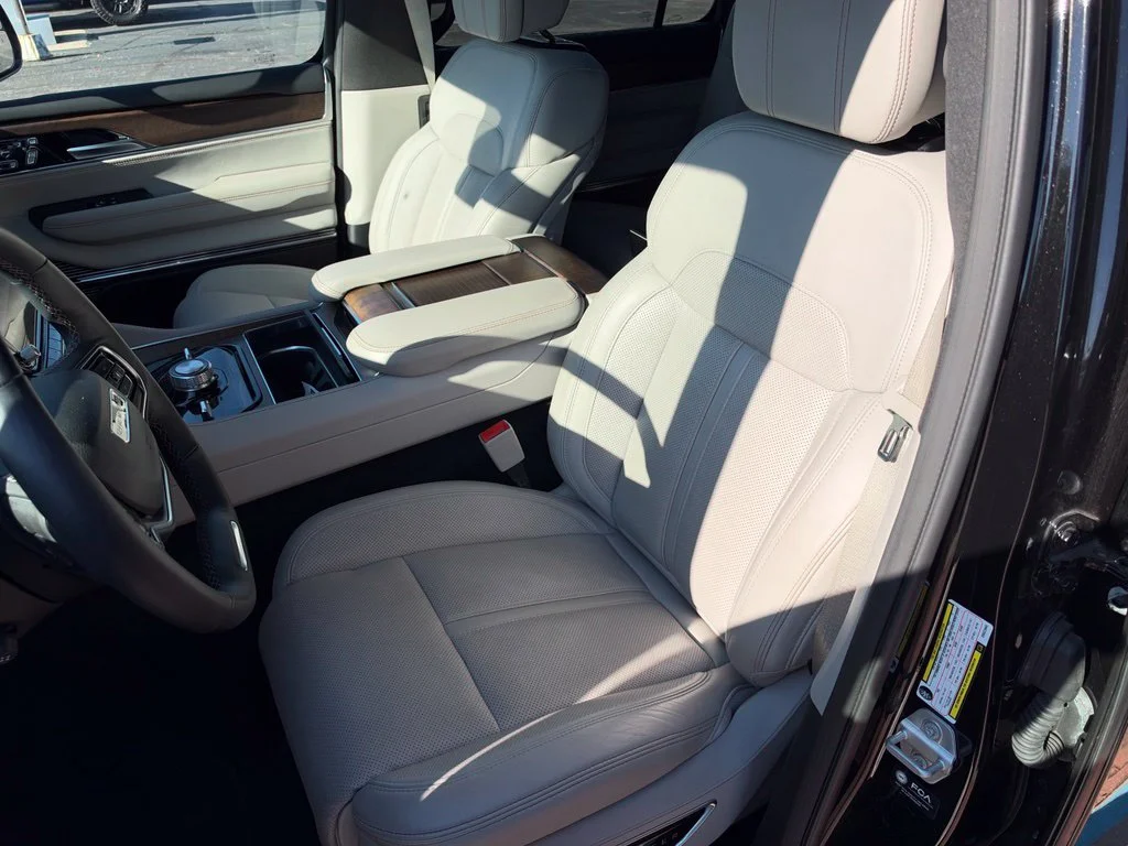 Used 2025 Black Jeep Base image 22