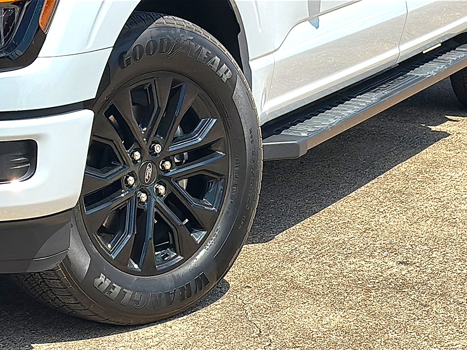 Used 2025 Space White Metallic Ford XLT image 3