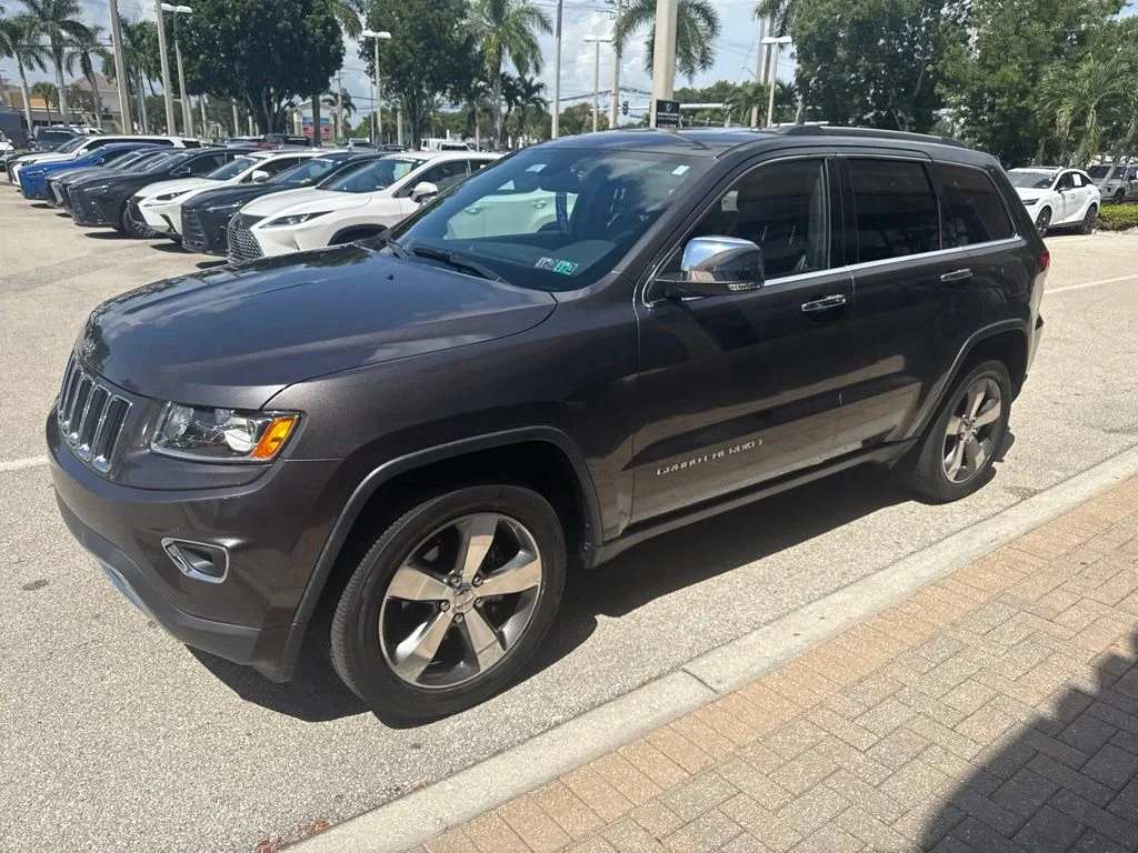Used 2016 Gray Jeep Limited image 3