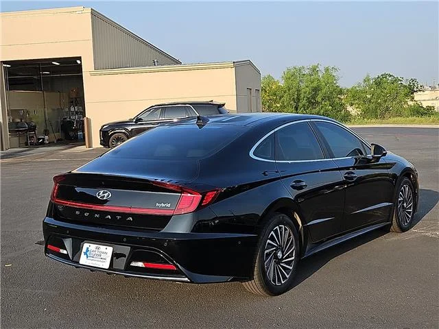 Used 2023 Black Hyundai Limited image 4
