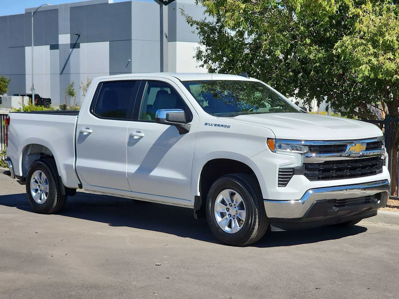 Used 2025 Summit White Chevrolet LT image 2