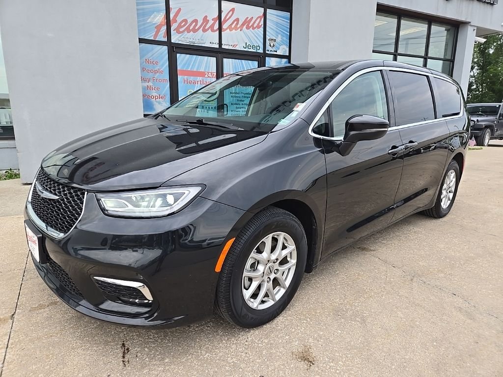 Used 2023 Chrysler Pacifica Touring L with VIN 2C4RC1BG1PR625313 for sale in Kansas City