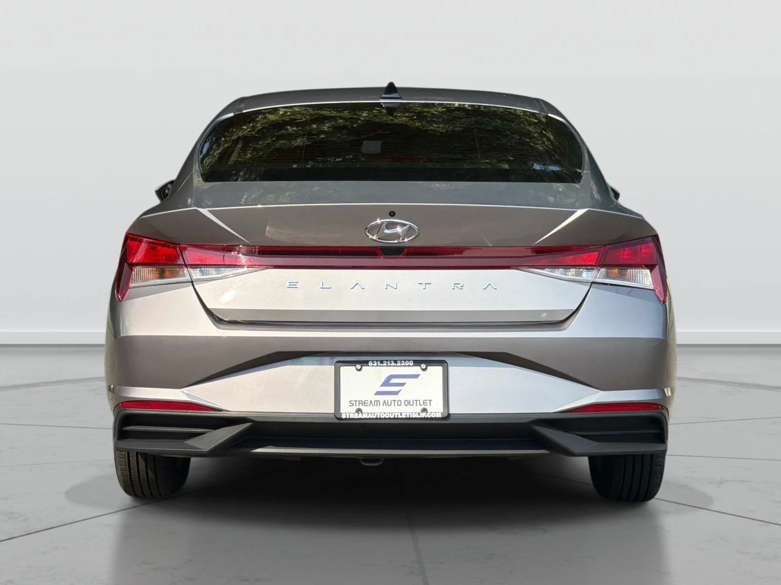 Used 2023 Silver Hyundai SE image 5
