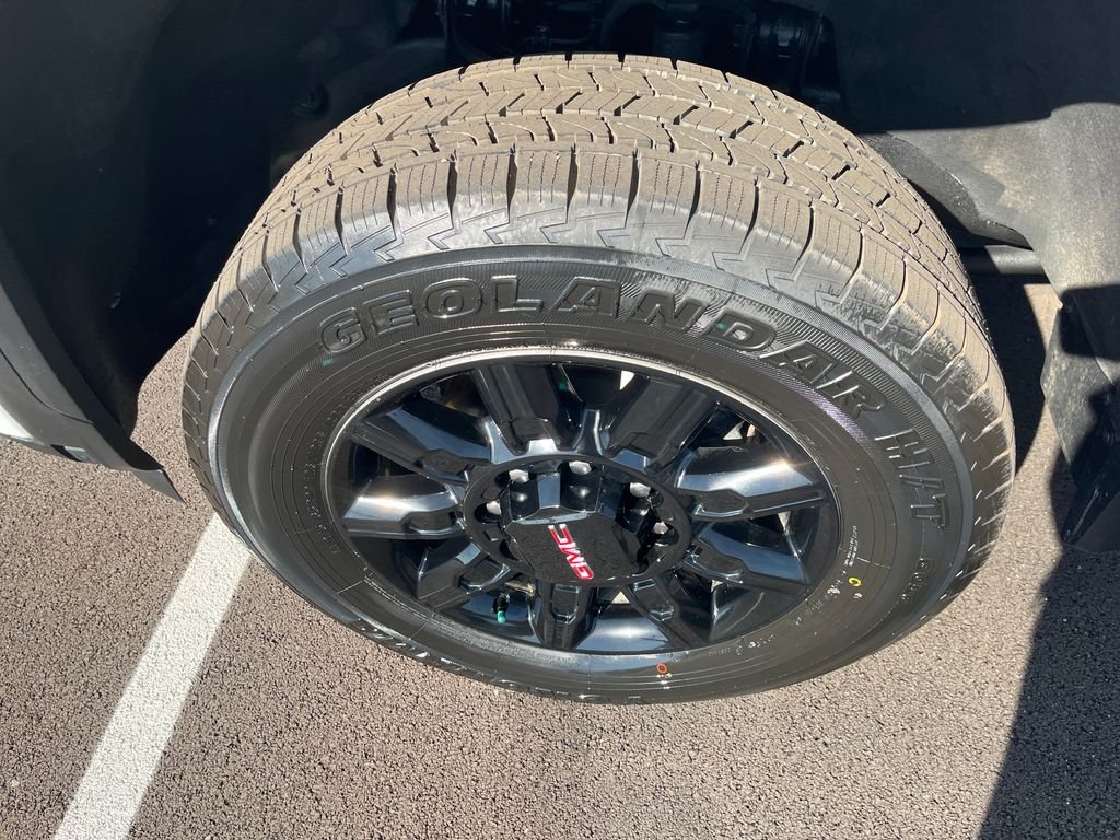 Used 2025 White GMC AT4 image 9