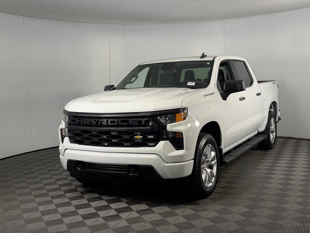 Used 2025 White Chevrolet Custom image 3