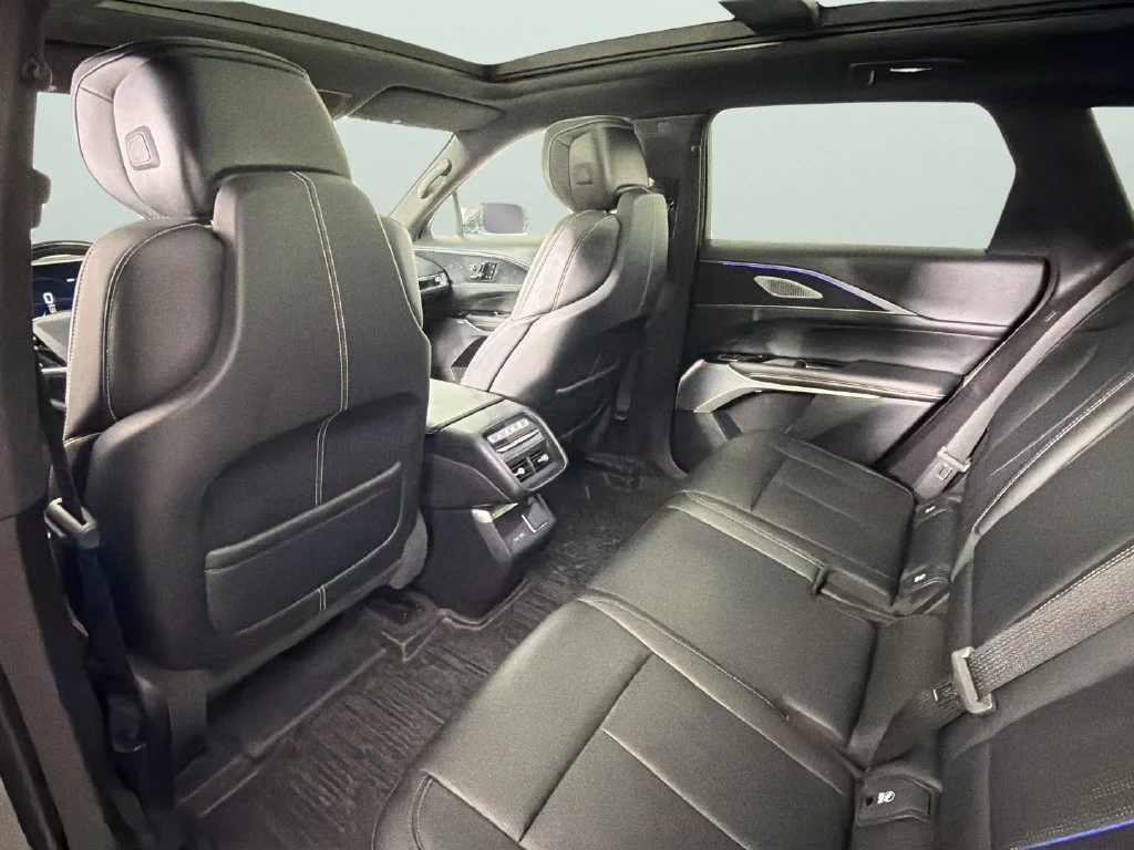 2025 Cadillac LYRIQ Luxury 3 - Photo 32