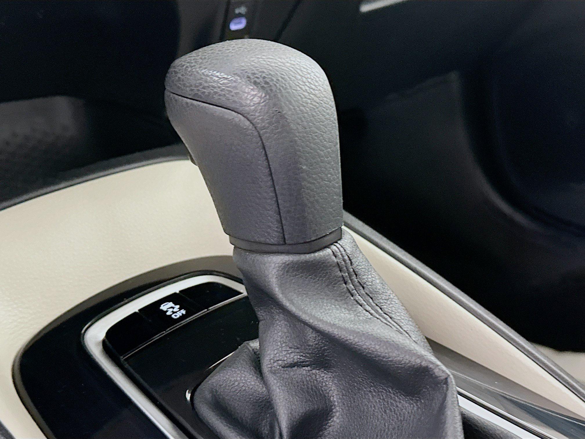 Used 2025 Pearl Toyota LE image 20
