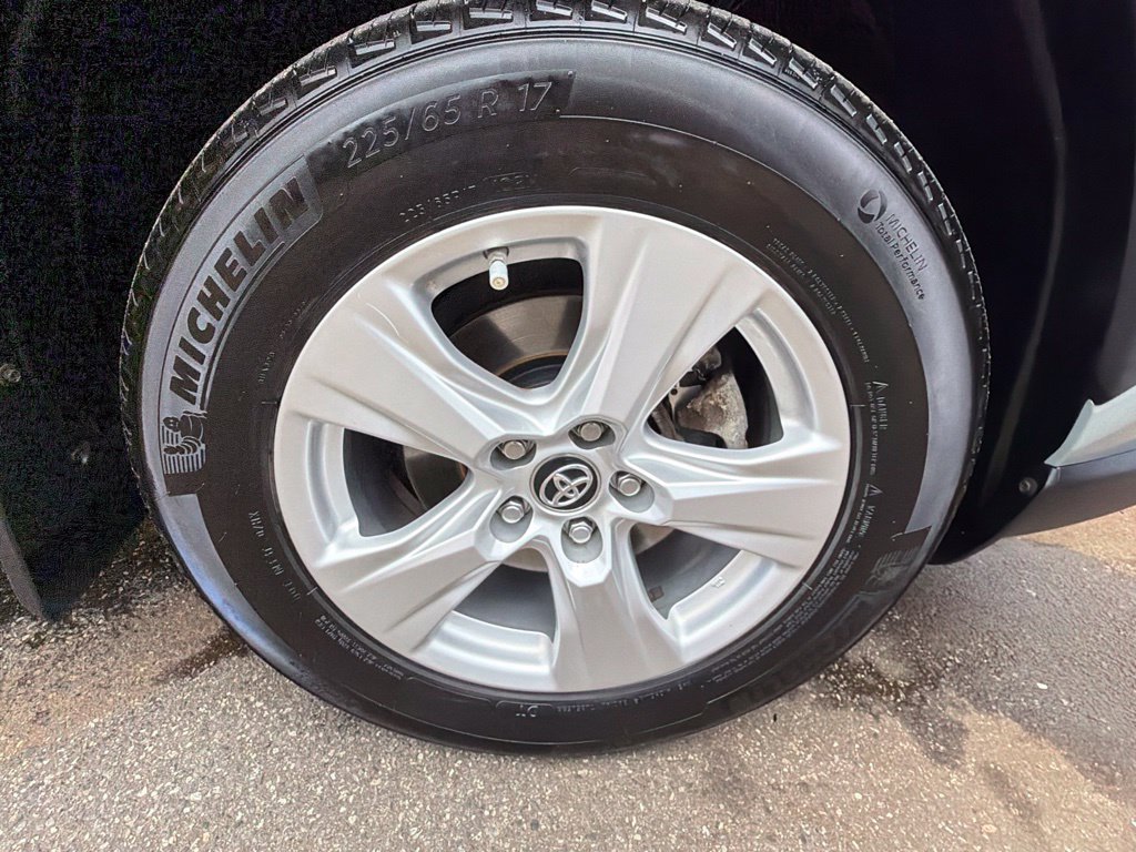Used 2019  Toyota XLE image 34