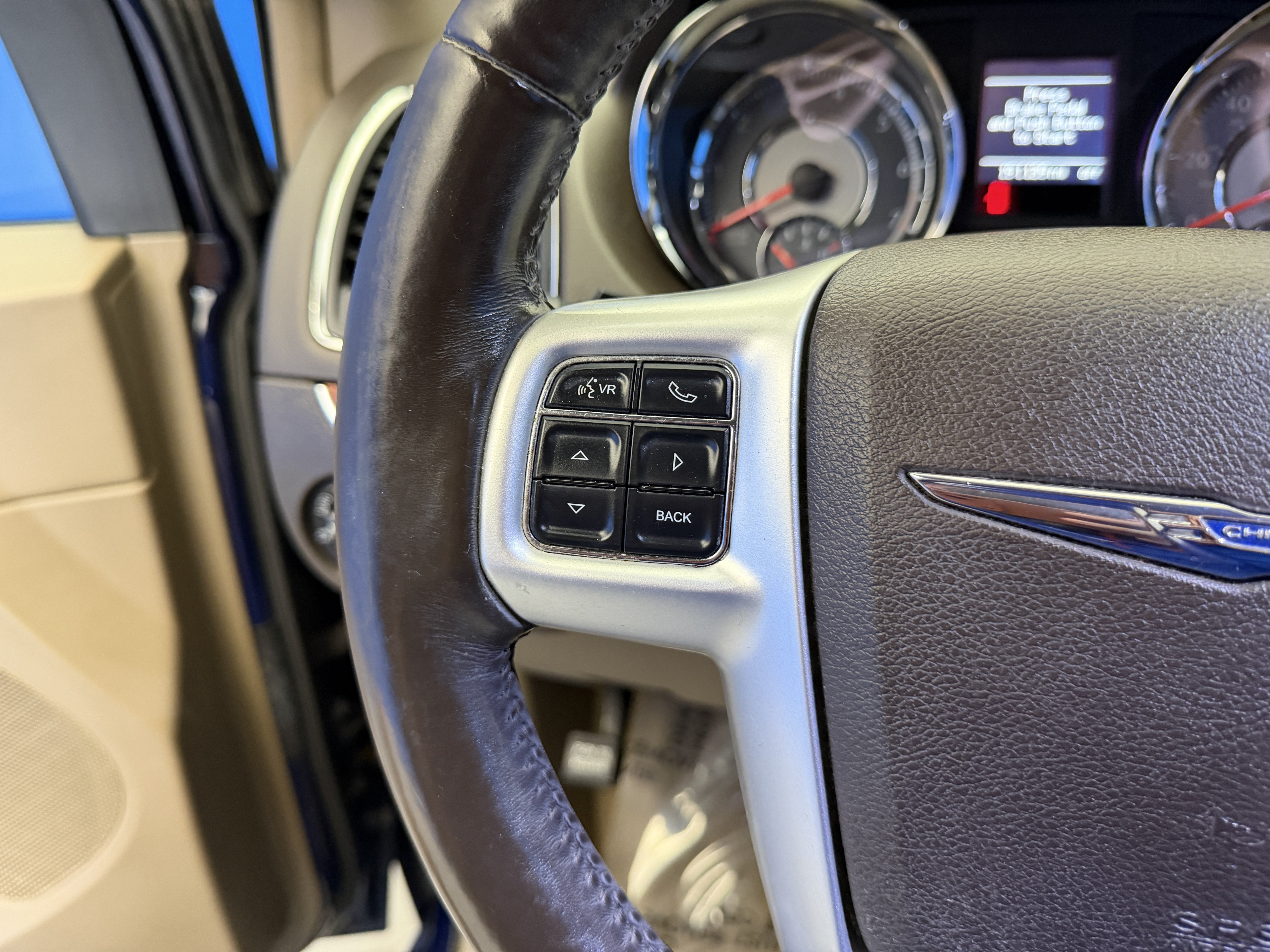 Used 2015 True Blue Pearlcoat Chrysler Touring image 17