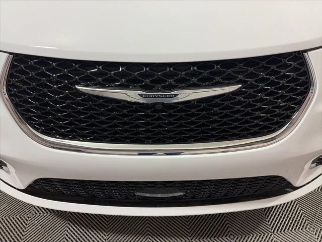 New 2026 Bright White Clear-Coat Exterior Paint Chrysler Limited image 11