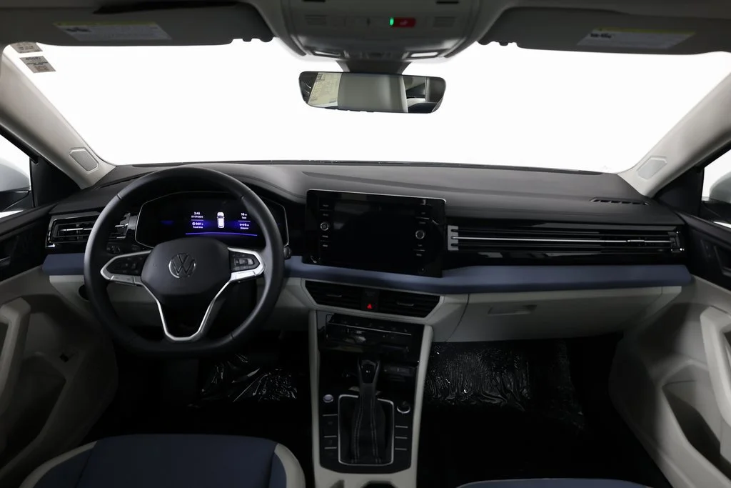 2025 Volkswagen Jetta SE - Photo 8