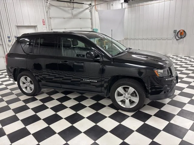 Used 2017 Black Jeep Latitude image 3