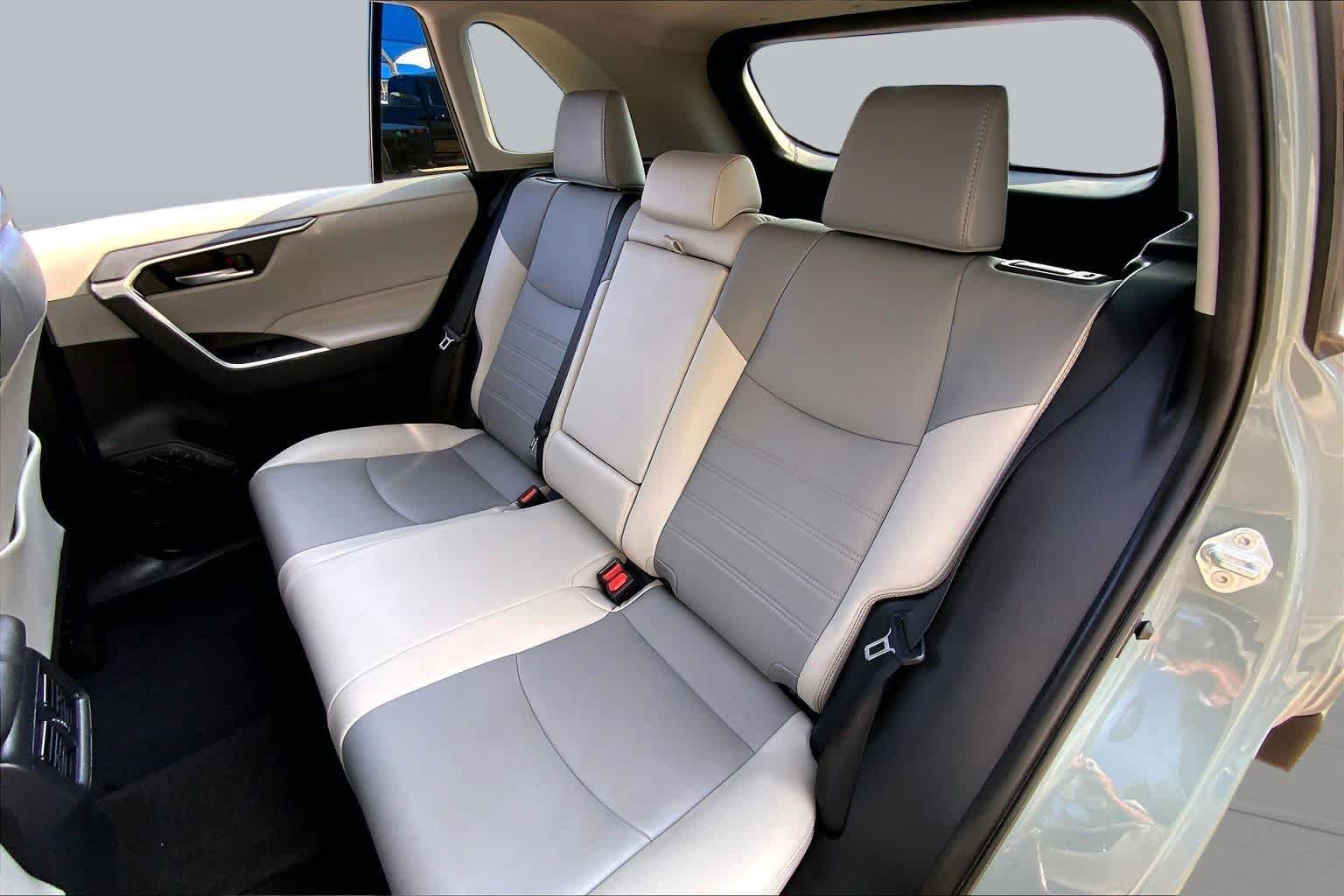 Used 2019 Lunar Rock Toyota XLE Premium image 21