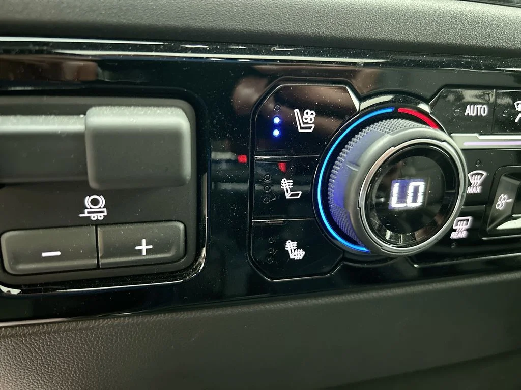 Used 2025 White Chevrolet ZR2 image 34