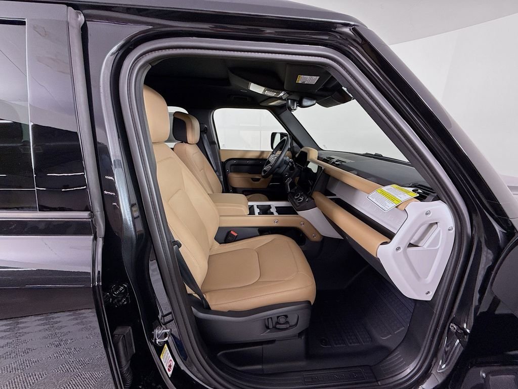 New 2026 Santorini Black LAND ROVER X-Dynamic SE image 30