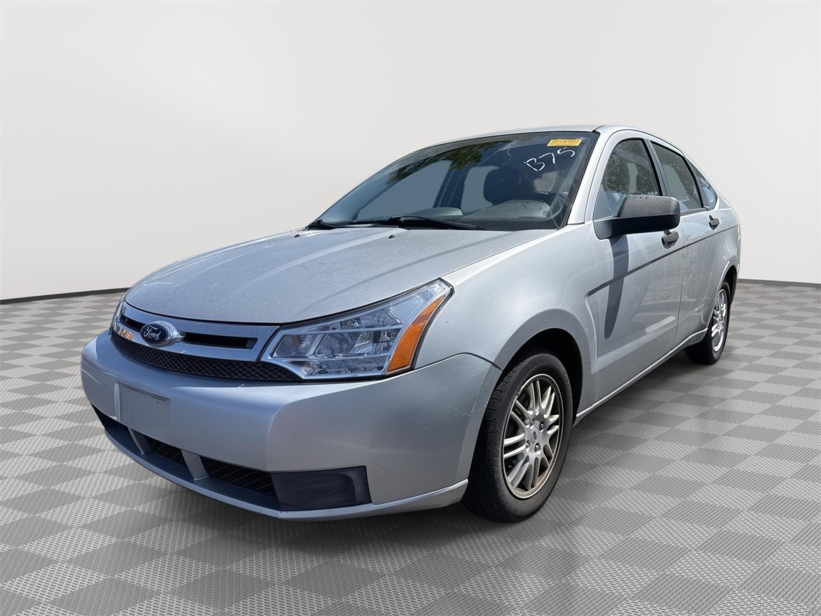 Used 2010 Ingot Silver Metallic Ford SE image 2