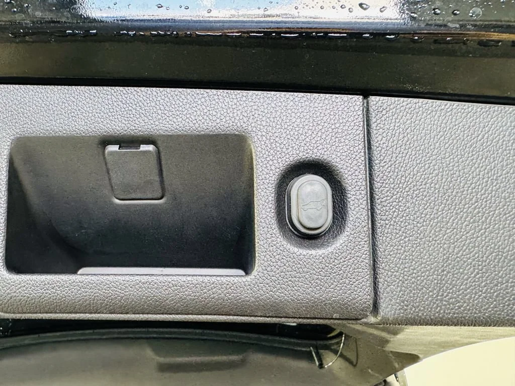 Used 2020 BLACK Chevrolet LT image 28