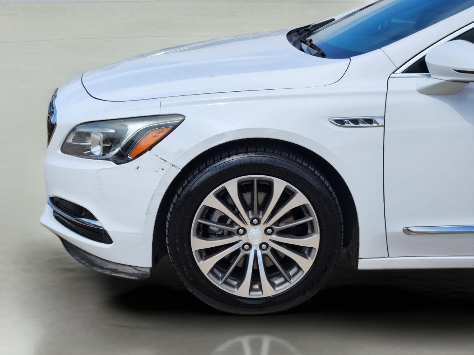 Used 2018 Summit White Buick Essence image 8